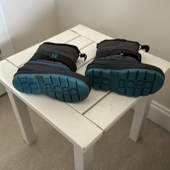Cat and Jack Kids snow boots Size 13 - Picture 3 of 3